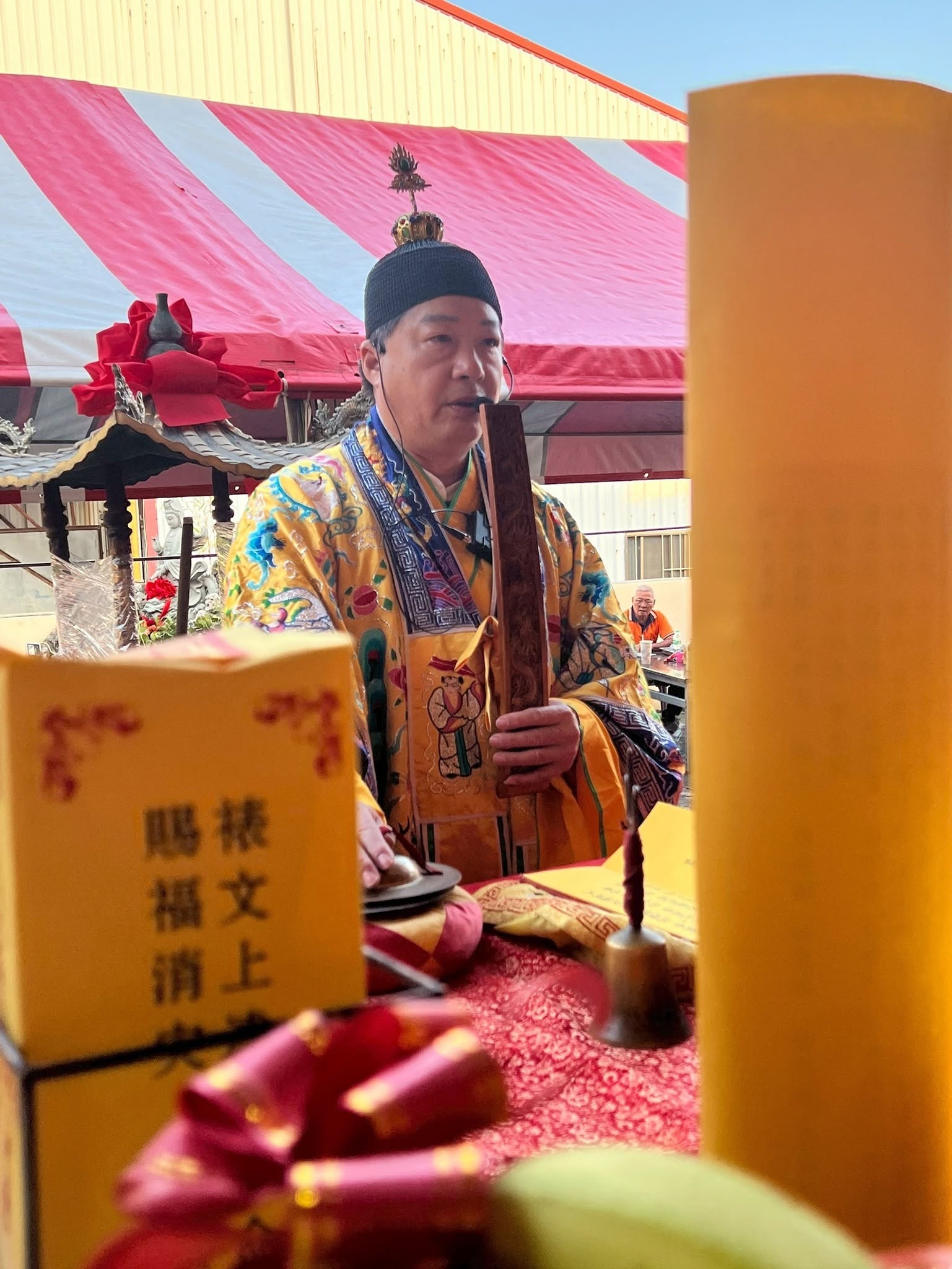 三偉法師著金黃道袍持朝簡，於法會行科